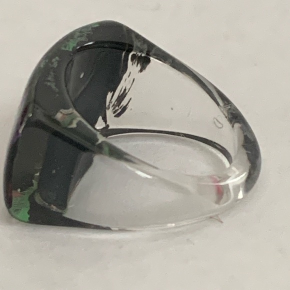 Vintage acrylic heart ring - Picture 6 of 11